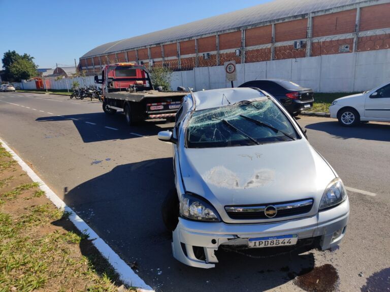 Carro capota em avenida de Canoas