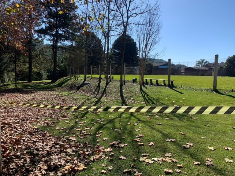 Homem é morto a facadas em campo de futebol