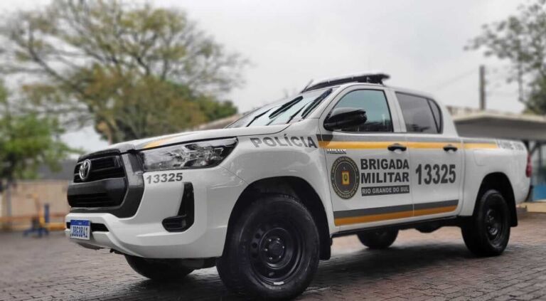 Homem furta carro e é espancado por moradores