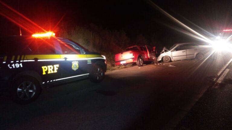 Mulher morre após colisão entre dois carros