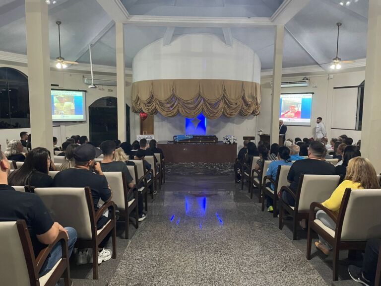 Com chuva de pétalas, amigos e familiares se despedem de jovem de Canoas encontrado morto após passar 20 dias desaparecido