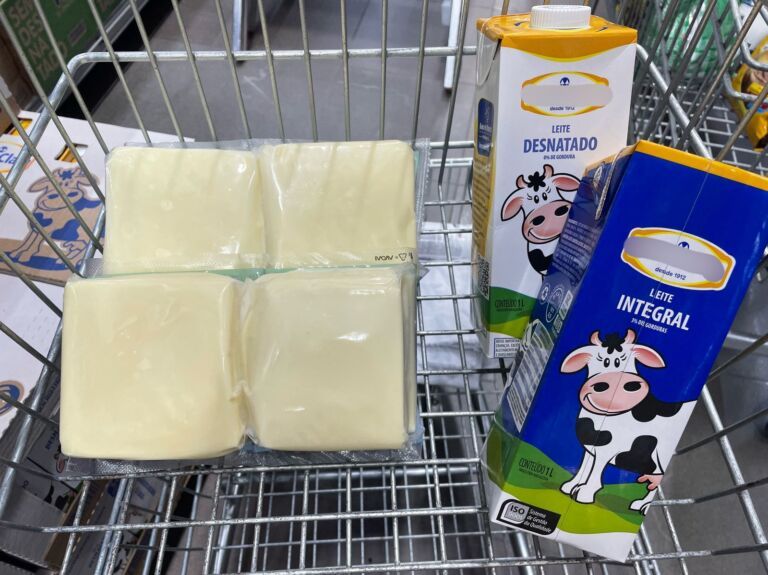 Tem queijo sendo vendido por menos de R$ 30 por quilo e leite custando menos de R$ 3,60 em Canoas