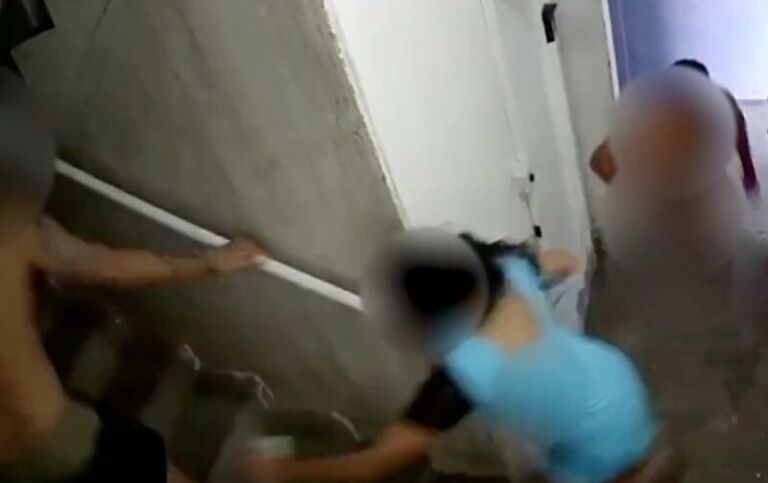 Pelado, homem tenta matar vizinhos dentro de condomínio a facadas