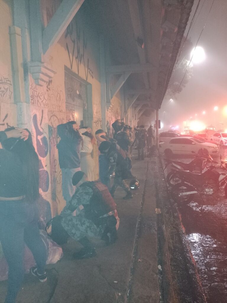 Facção criminosa ostenta armas em estação e acaba alvo de operação