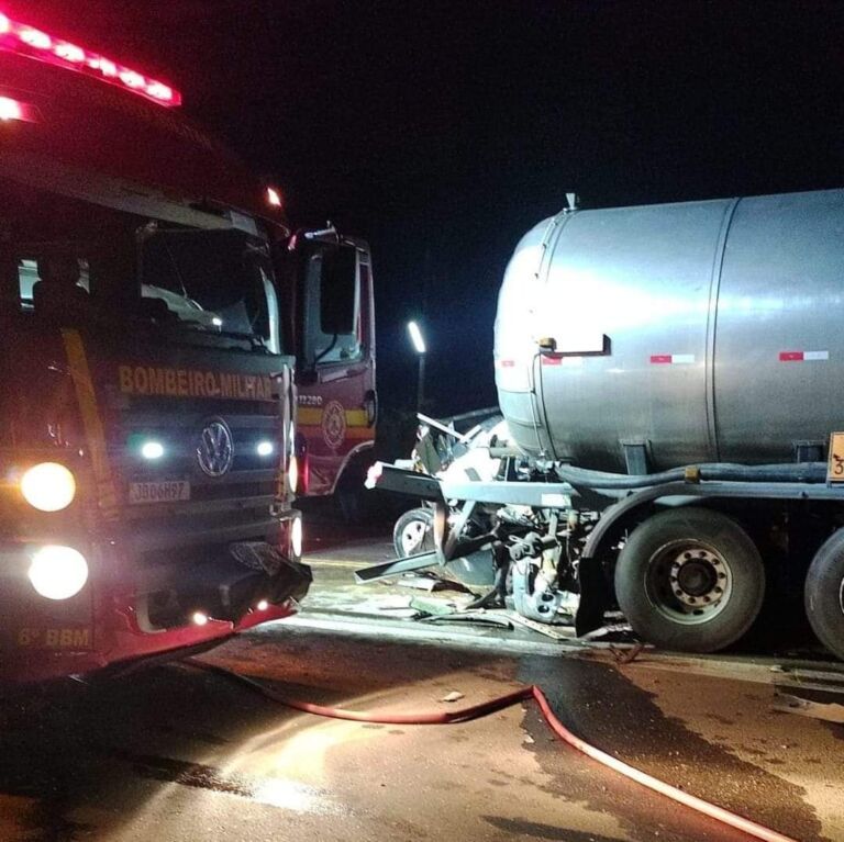 Casal morre após colisão entre carro e dois caminhões