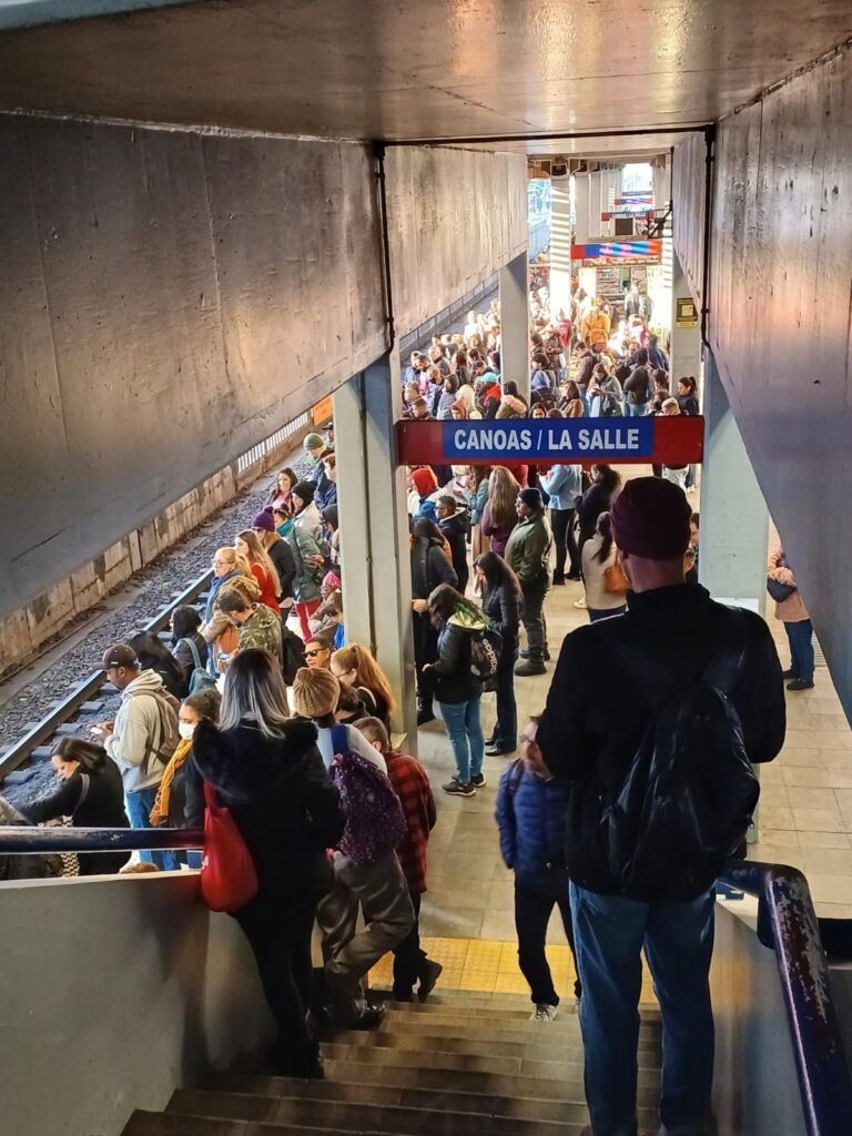 Problema nos trilhos em Canoas atrasa Trensurb e deixa estações lotadas