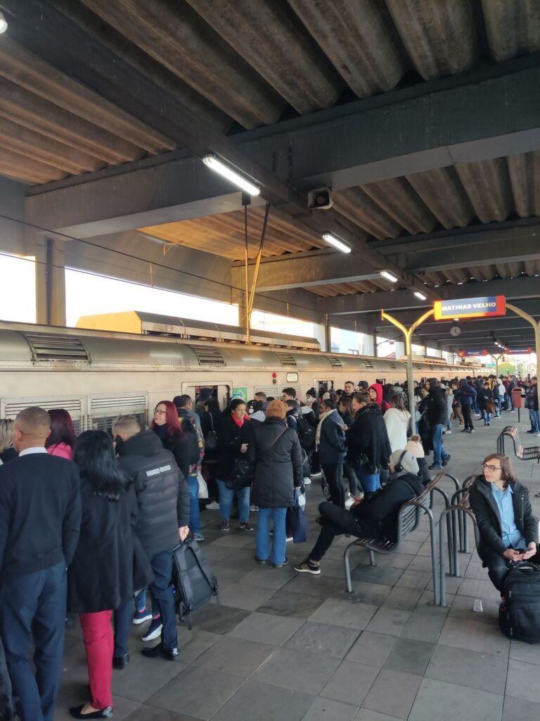 Trilho da Trensurb racha em Canoas por causa do frio intenso