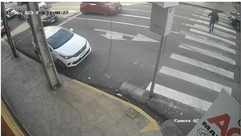 Idoso morre após ser atropelado por caminhonete