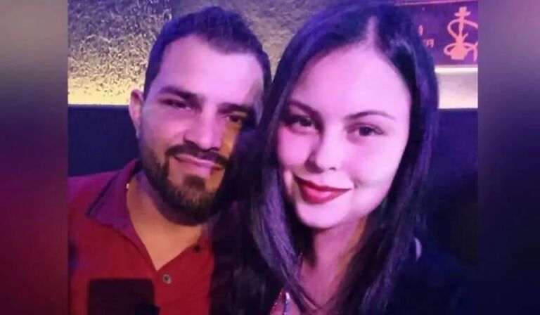 Homem mata esposa a facadas na frente do filho