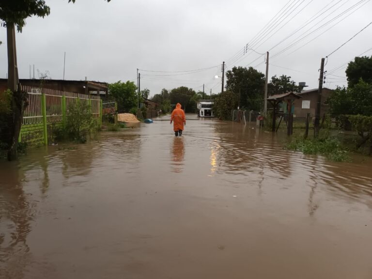 Duas famílias são resgatadas durante alagamento em Nova Santa Rita