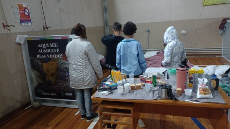 Família com quatro crianças fica desabrigada após passagem de ciclone em Canoas