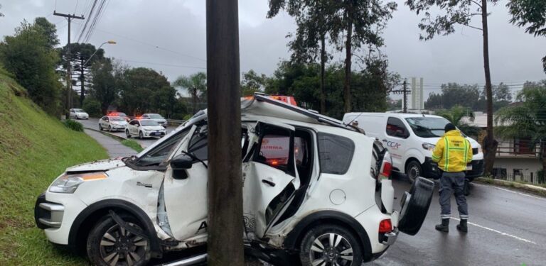 Homem morre e carro fica destruído após bater em poste