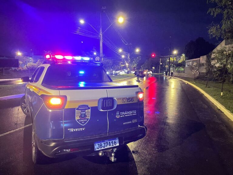 Avenida de Canoas é bloqueada após colisão entre carro e moto