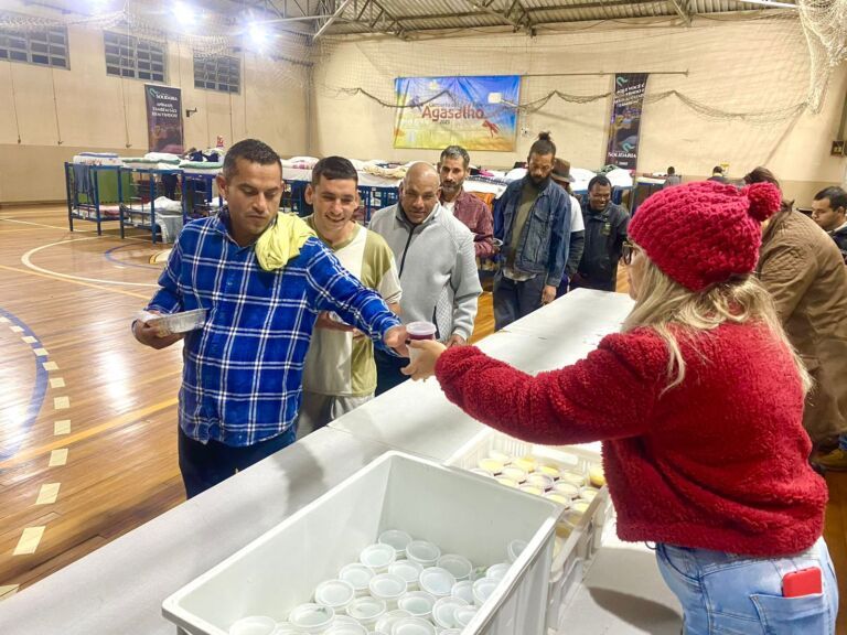 Mais de 30 pessoas em situação de rua são acolhidas em ginásio de Canoas