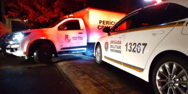 POLÍCIA: Criminosos chegam de moto e matam homem a tiros na frente da esposa