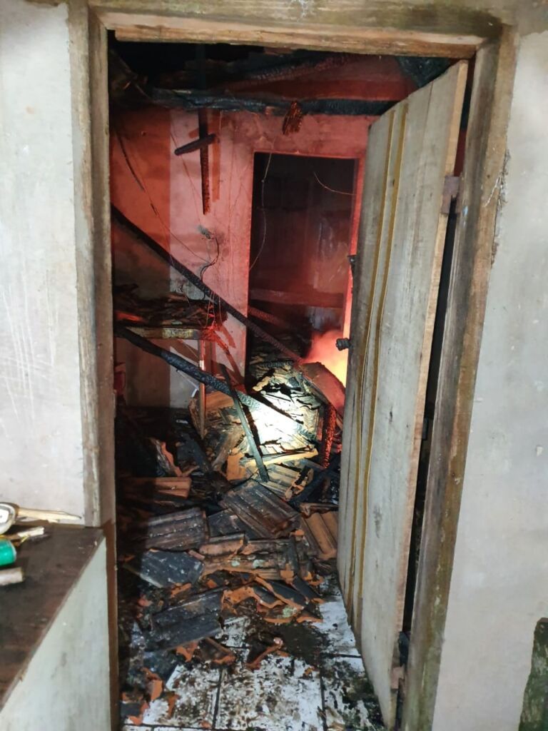 Incêndio destrói residência e família escapa ilesa