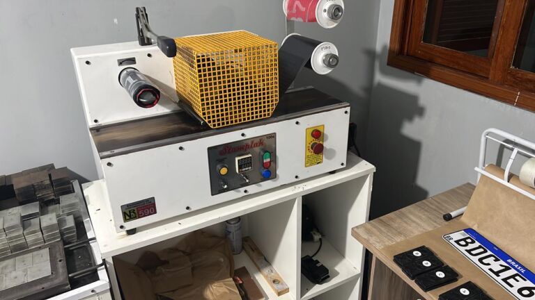 Polícia Civil descobre fábrica clandestina de placas para carros em Canoas