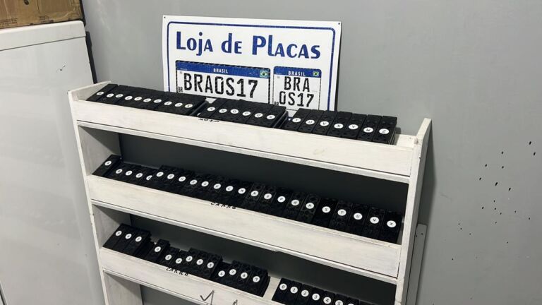 Vídeo mostra como era fábrica clandestina de placas que funcionava em residência de Canoas