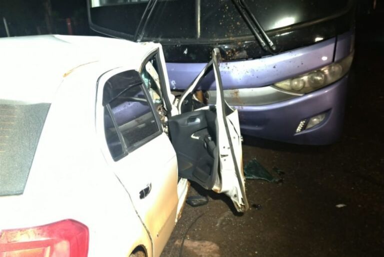 Jovem de 24 anos morre em acidente entre ônibus e carro