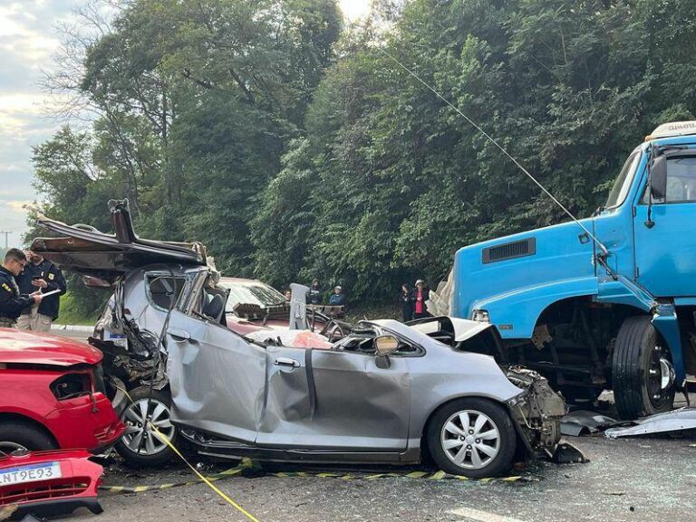 Saiba de onde são as vítimas fatais de acidente entre três carros, uma moto e um caminhão na BR-116