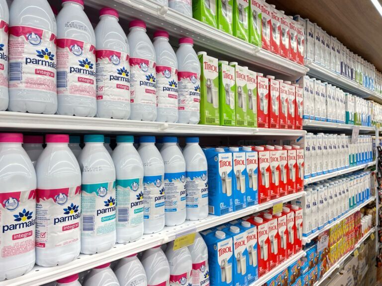 Supermercados de Canoas vendem leite por menos de R$ 4; Saiba quais são