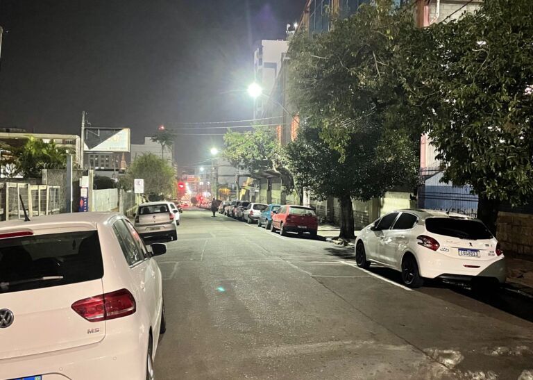 Criminosos levam carro no Centro de Canoas