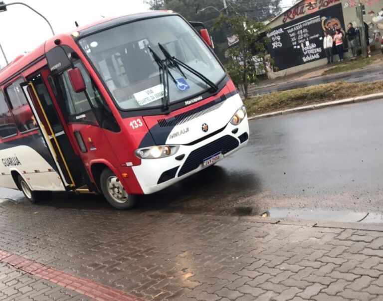 Motociclista morre após acidente com lotação