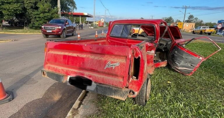 Homem morre após colisão entre caminhonete e carro