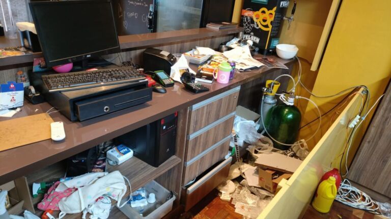 Criminosos invadem hamburgueria, fazem lanche e ainda furtam mais de R$ 18 mil em produtos