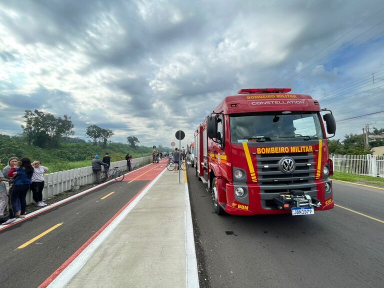 Bombeiros, Brigada Militar e Samu tentam resgatar homem em valão de Canoas