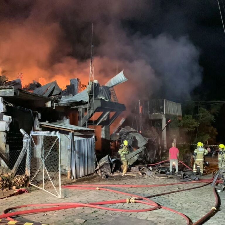 Incêndio de grandes proporções atinge quatro casa de loteamento
