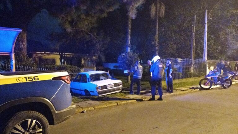 Agentes de Trânsito prendem motorista bêbado que invadiu pátio de residência em Canoas