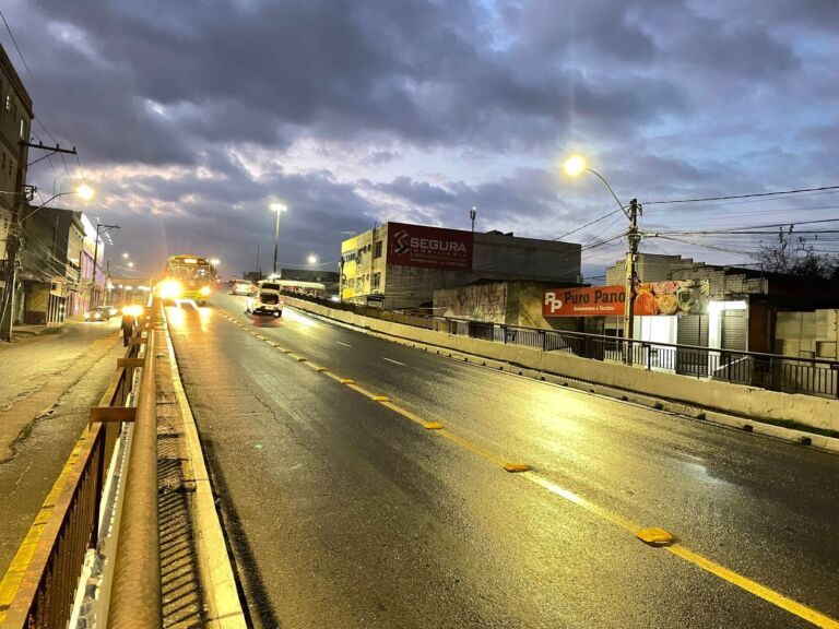 Criminosos assaltam motorista em viaduto de Canoas e fogem com carro