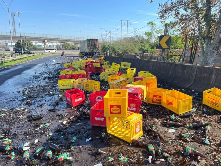 Caminhão carregado de refrigerantes tomba na BR-386 em Canoas