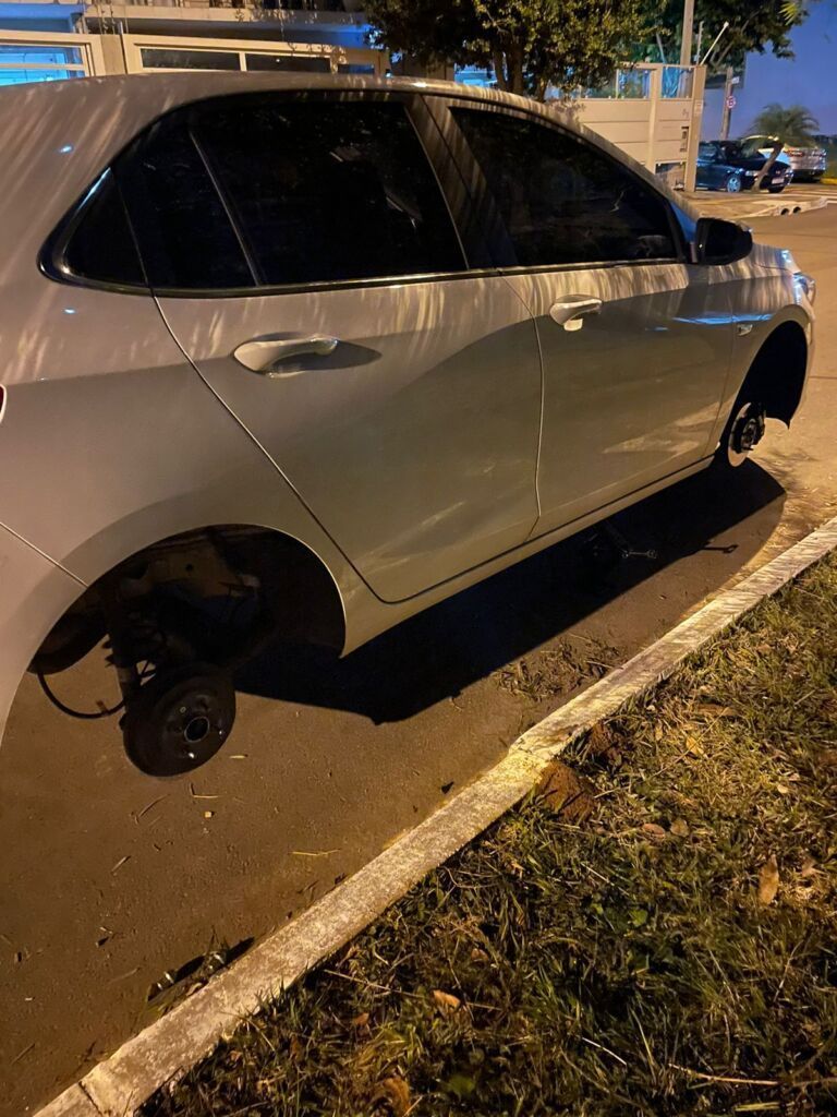 Criminosos levam pneus e deixam carro em cima de macaco hidráulico em Canoas