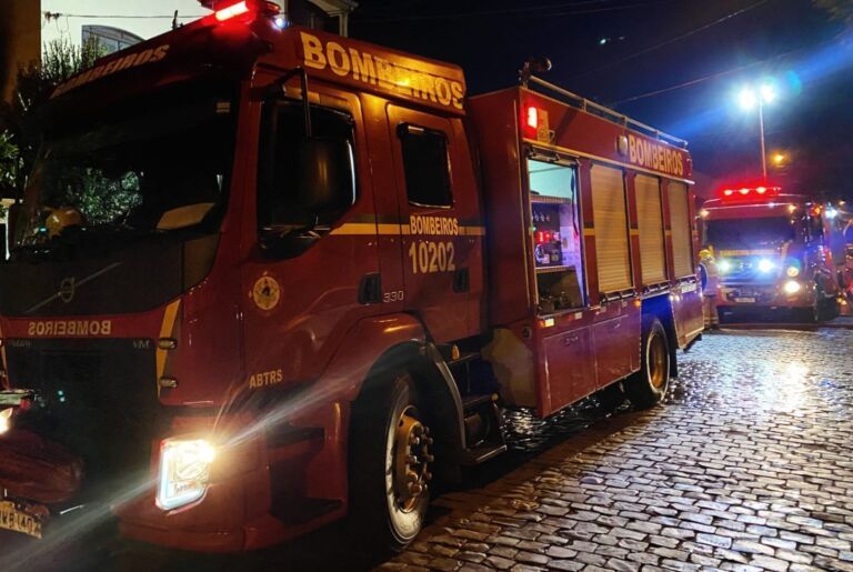 Carro é incendiado e atingido por tiros em revenda de veículos