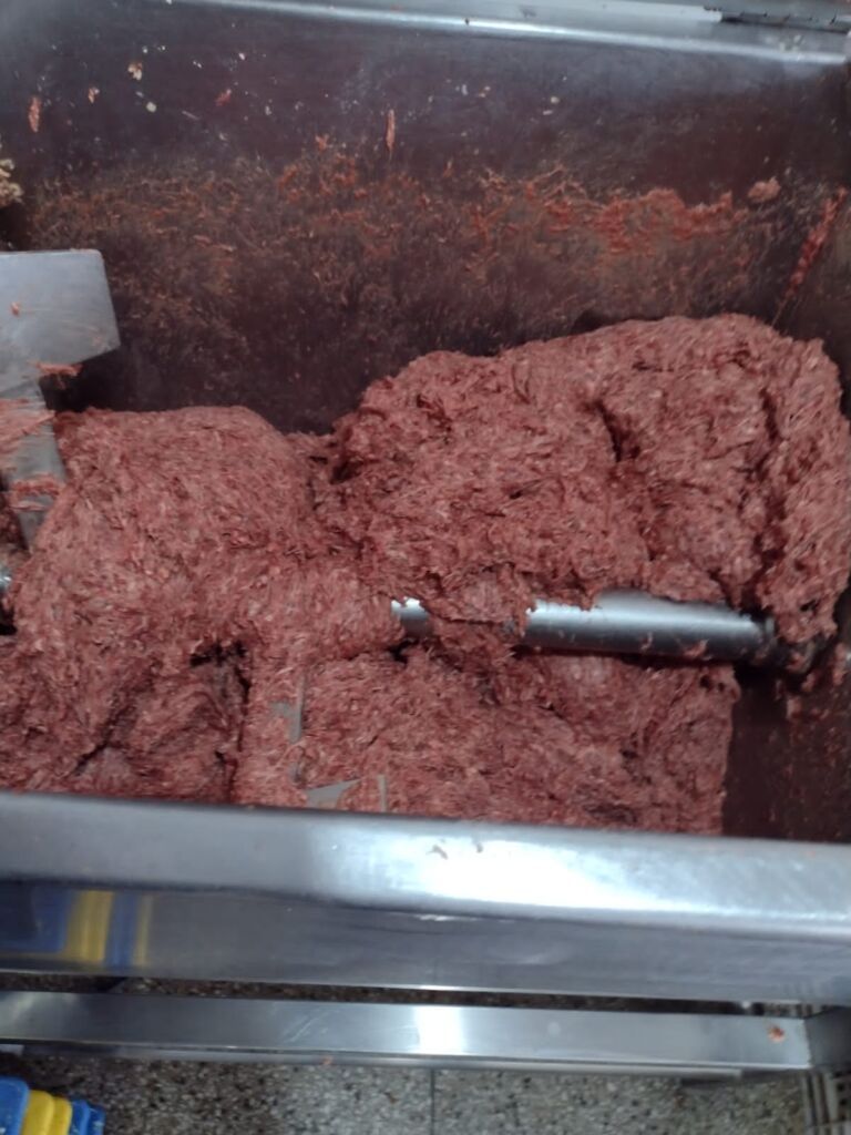 Fiscalização diz que fábrica de Canoas usava carne da cabeça do boi para fazer hambúrguer