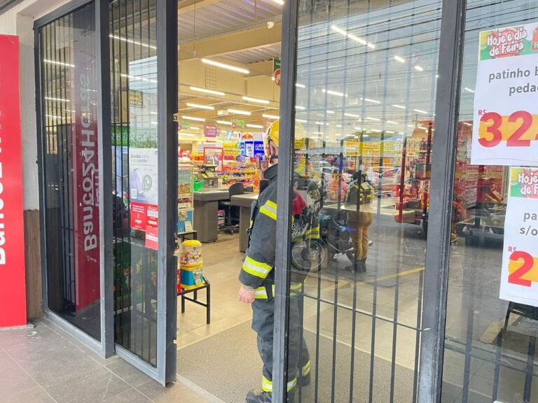 Piso de supermercado em Canoas cede; Bombeiros estão no local