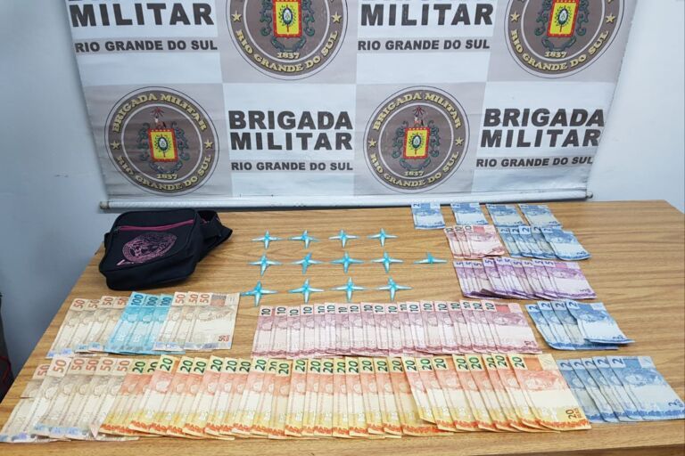 Adolescente é flagrado pilotando moto e levando cocaína em Canoas