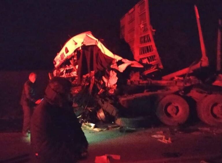 Homem morre após acidente entre caminhão e carreta