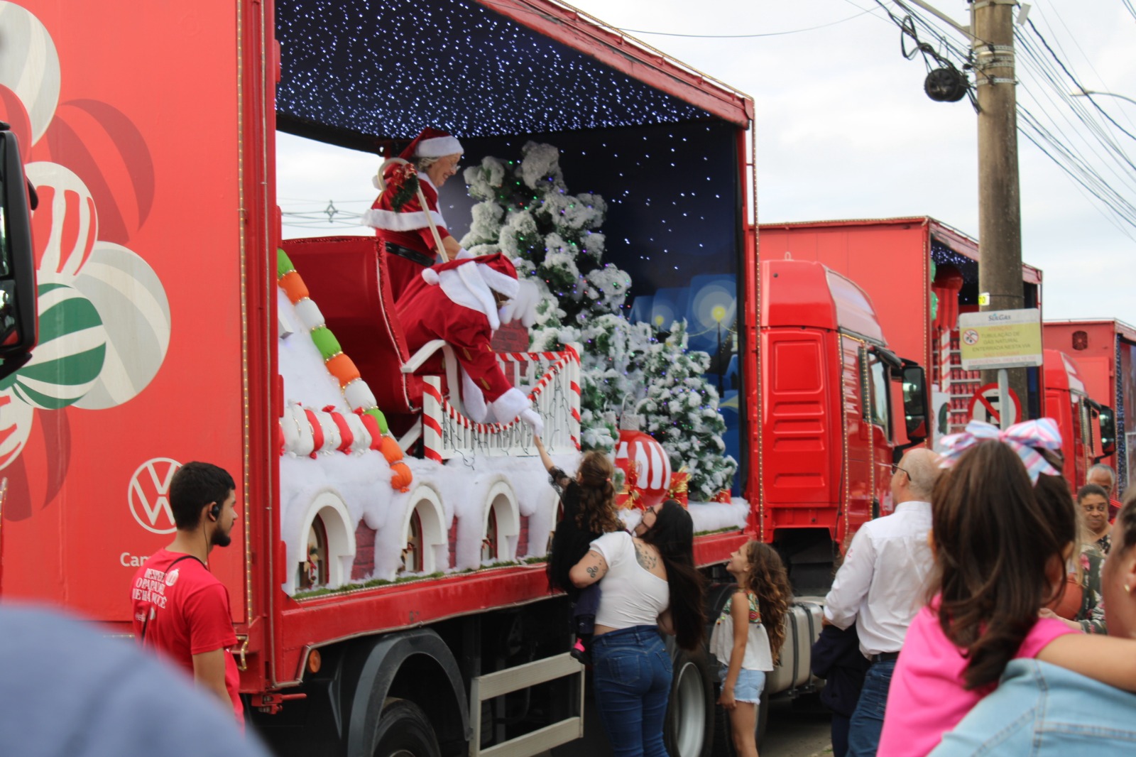 CANOAS Caravana de Natal da Coca Cola passa por diversos pontos