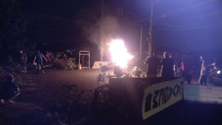 CANOAS: Moradores bloqueiam ruas para protestar pela falta de luz