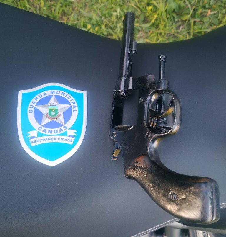 CANOAS: Trio é preso com arma em praça após roubar carro
