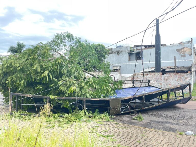 CANOAS: Temporal deixa rastro de destruição pela cidade