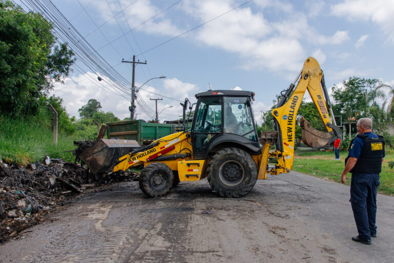 CANOAS: Prefeitura faz operação para limpar a acabar com ponto de descarte irregular de lixo