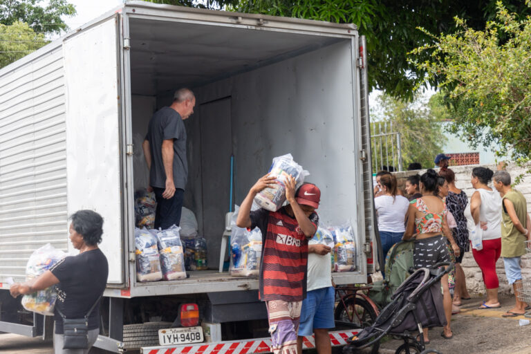 CANOAS: Famílias recebem cestas básicas