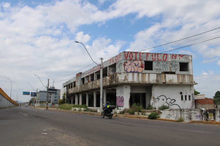 CANOAS: Ação quer retirar usuários de drogas de prédio invadido no Centro