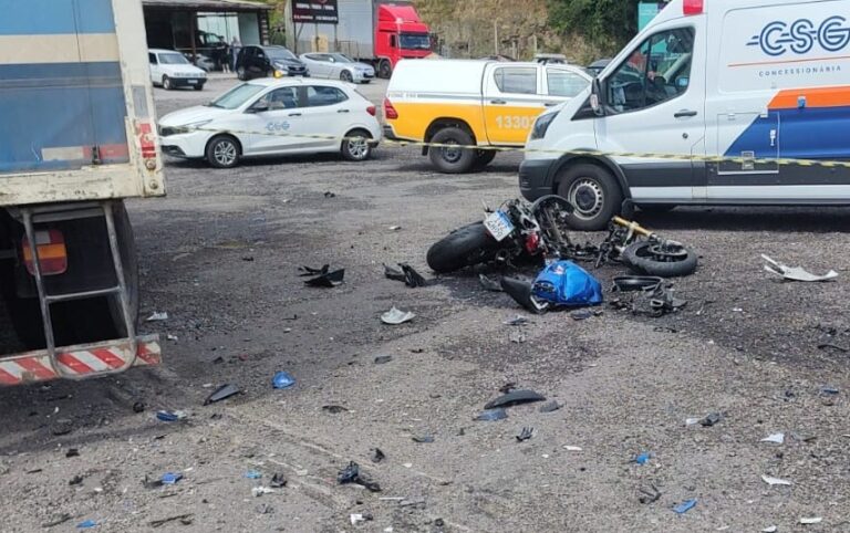 VIOLÊNCIA NO TRÂNSITO: Motociclista morre após colisão com caminhão
