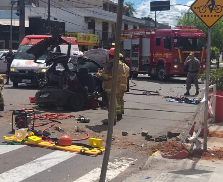 ACIDENTE DE TRÂNSITO: Cinco pessoas ficam presas nas ferragens após grave acidente entre carro e caminhão