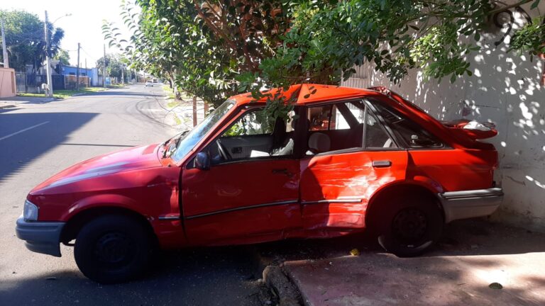 CANOAS: Motorista é atendido pelo SAMU após colisão entre dois carros